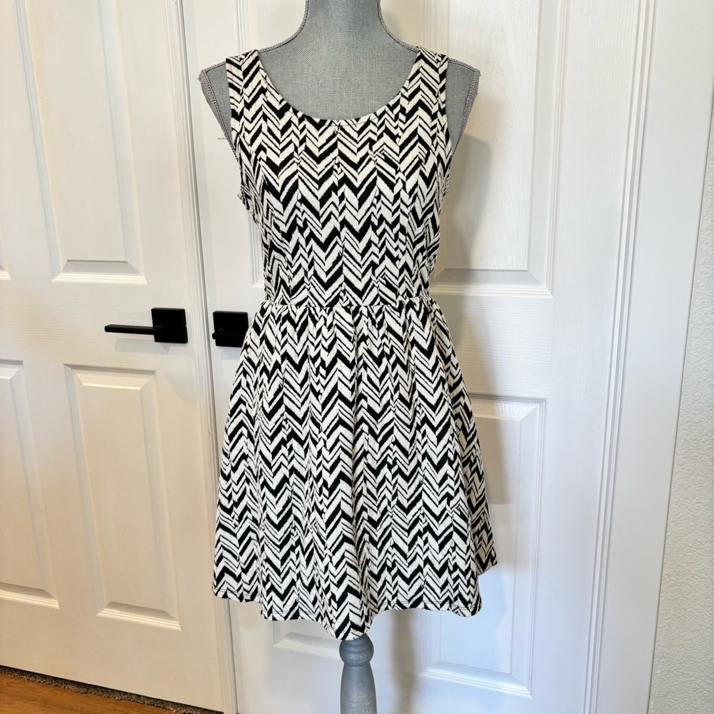 Rewind Black Off White Chevron Pattern Women’s Dress SIZE MEDIUM NEW